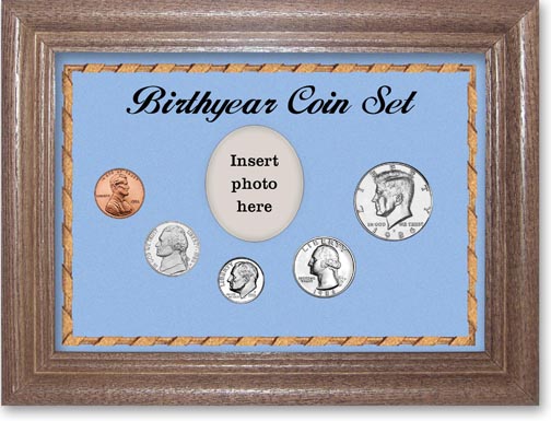 1986 Birth Year Coin Gift Set with a blue background and dark oak frame MAIN