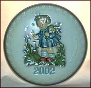 2002 Bumblebee Friend, M. I. Hummel Annual Plate MAIN
