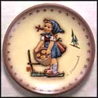 Little Helper, M. I. Hummel Mini Annual Plate MAIN