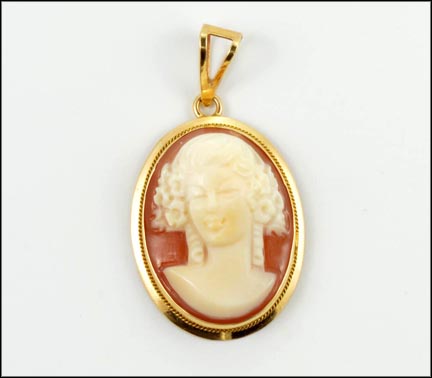Cameo Pendant in 14K Yellow Gold LARGE