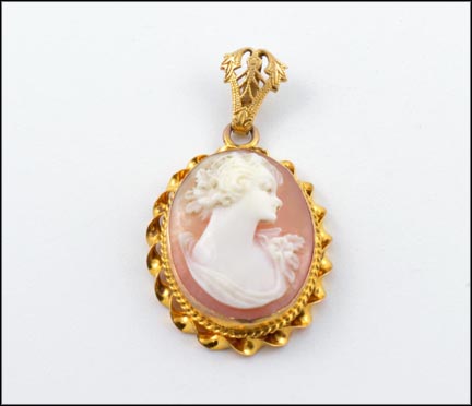 Cameo Pendant in 10K Yellow Gold LARGE