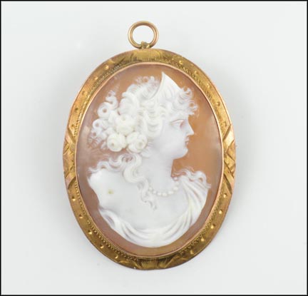 Vintage Cameo 1940's Brooch or Pendant in 10K Yellow Gold MAIN