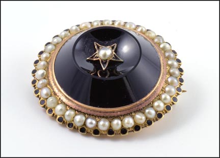 Pearl 1815 Brooch in Yellow Gold LARGE