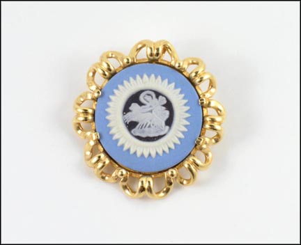 Wedgwood Brooch or Pendant in Yellow Gold LARGE