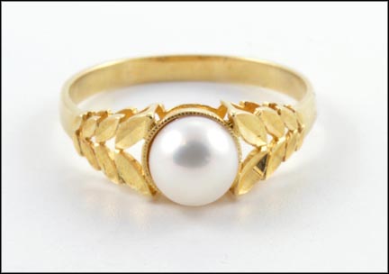 7 mm White Pearl Ring in 14K Yellow Gold MAIN