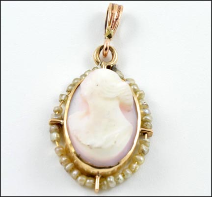 Shell Cameo Pendant in Yellow Gold LARGE