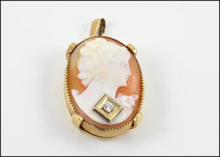 Cameo with Diamond Pendant in Yellow Gold LARGE