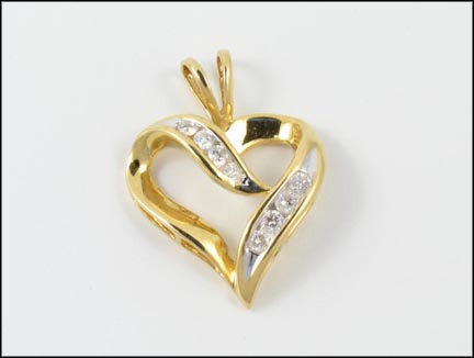 Round Brilliant Cut Diamond Heart Pendant in 14K Yellow Gold LARGE
