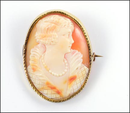 1935-40 Cameo Pin in Yellow Gold LARGE