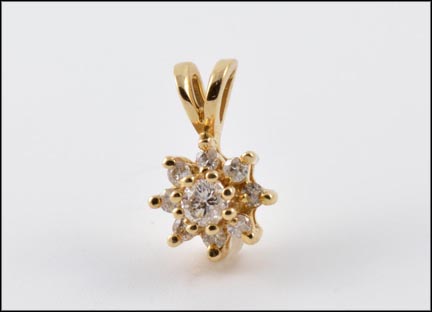Round Brilliant Cut Diamond Star Pendant in Yellow Gold LARGE