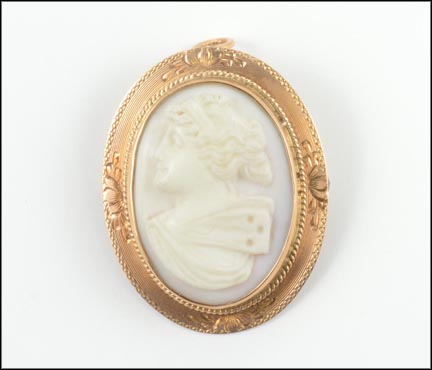 Oval Cameo Brooch in 10K Yellow Gold LARGE