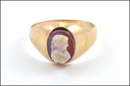 Oval Cameo Ring in Yellow Gold LARGE