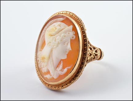 Cameo Ring in Yellow Gold LARGE