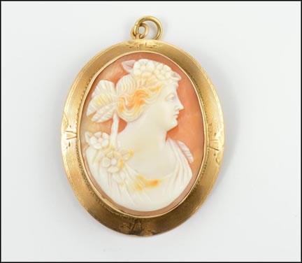 Oval Cameo Brooch in Yellow Gold LARGE