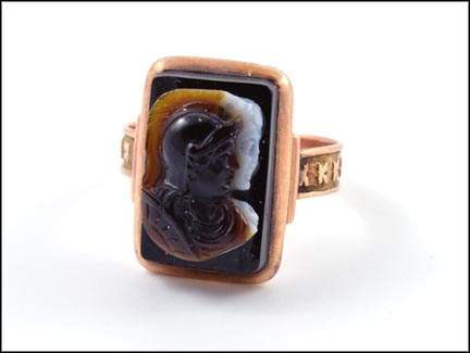 1880-90 Carved Onyx Ring in Yellow Gold MAIN