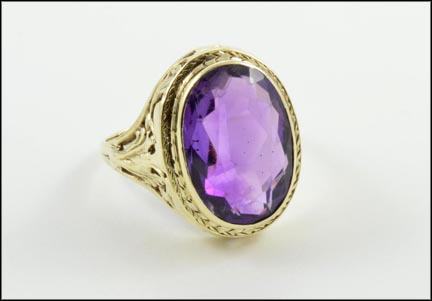 Oval Amethyst Ring in Yellow Gold MAIN
