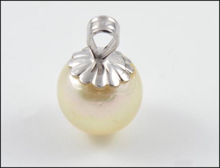 8 mm Pearl Pendant in White Gold LARGE
