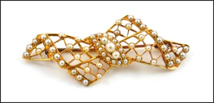 Pearl Bow 1900-10 Pin in Yellow Gold MAIN