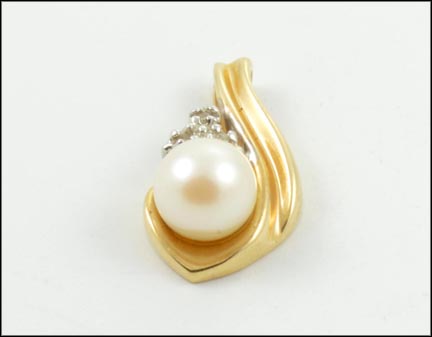 Pearl and Diamond Pendant in 14K Yellow Gold MAIN