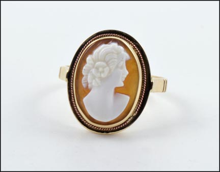 Cameo Ring in Yellow Gold LARGE