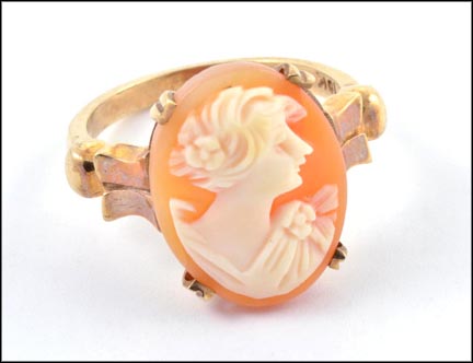 Cameo Ring 1935-45 in 10K Yellow Gold MAIN