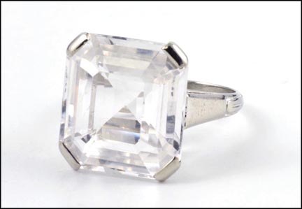 Quartz Ring in White Gold MAIN
