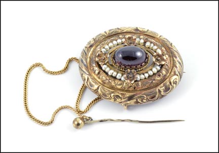 Vintage 1860's Cabochon Garnet Pin in Yellow Gold MAIN