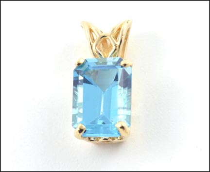 Blue Topaz Pendant in Yellow Gold MAIN