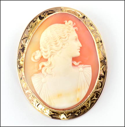 Vintage 1940's Cameo Brooch in 10K Yellow Gold MAIN