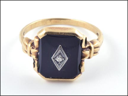 Vintage 1935 Onyx Ring in 10K Yellow Gold MAIN