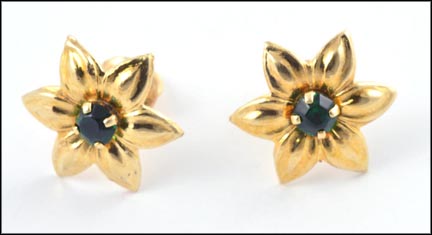Chrome Diopside Screwback Earrings in Yellow Gold MAIN
