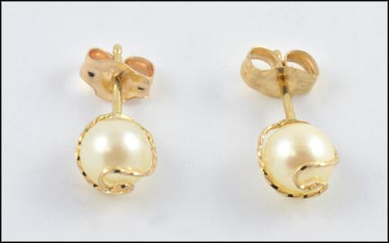 Pearl Stud Earrings in Yellow Gold MAIN