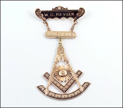 1945-46 Masonic Pin in Yellow Gold MAIN