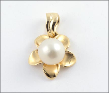 Flower Pendant with Pearl in 14K Yellow Gold MAIN