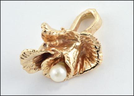 Floral Pendant with Pearl in Yellow Gold MAIN
