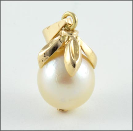 Pearl Pendant in 14K Yellow Gold MAIN