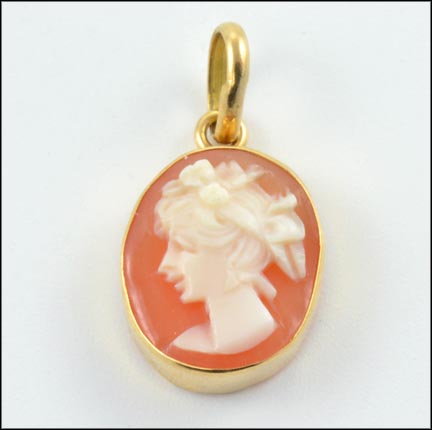 Cameo Pendant in 18K Yellow Gold MAIN