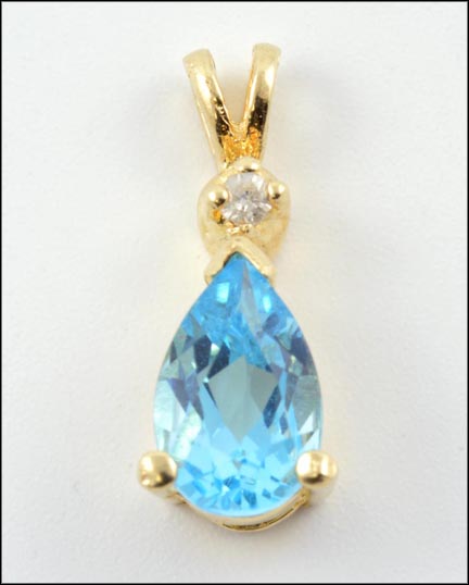 Blue Topaz Pendant in Yellow Gold MAIN