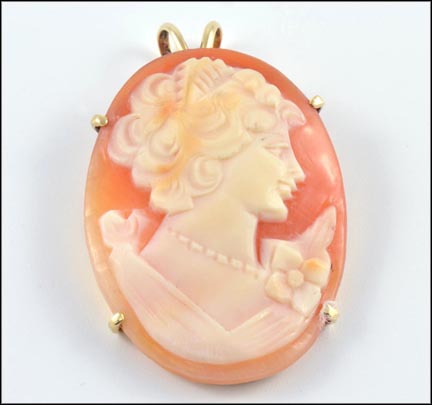 Cameo Pendant in Yellow Gold MAIN