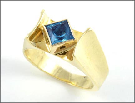 Blue Topaz Ring in Yellow Gold MAIN