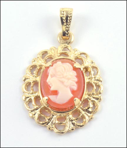 Cameo Pendant in 14K Yellow Gold LARGE
