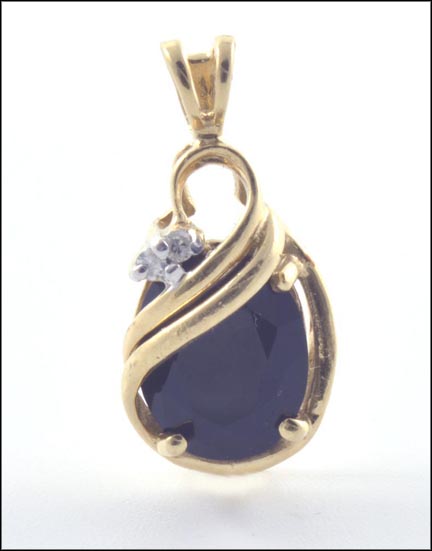 Onyx Pendant in 14K Yellow Gold MAIN