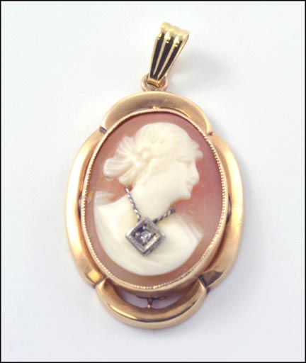 Cameo Pendant in Yellow Gold LARGE