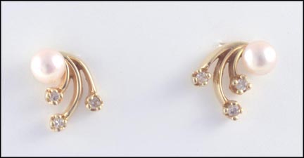 Pearl Earrings in Yellow Gold MAIN