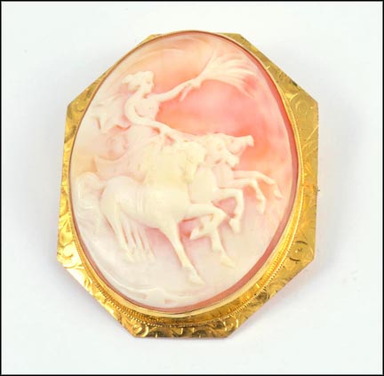 Cameo Brooch in 10K Yellow Gold LARGE