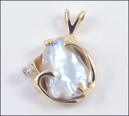 Biawa Pearl Pendant with Diamond in 14K Yellow Gold MAIN