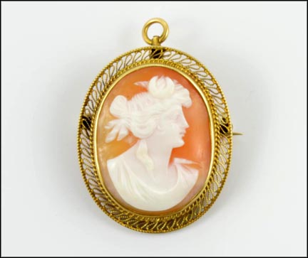 Vintage Cameo Brooch or Pendant 1940s in 14K Yellow Gold MAIN