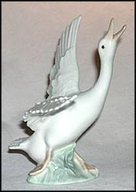 Duck Flying, Lladro Figurine  #1264 MAIN
