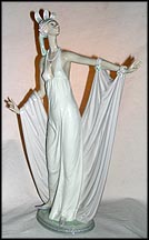 Grand Dame, Lladro Figurine  #1568 MAIN