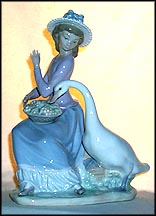 Goose Trying to Eat, Lladro Figurine  #5034 MAIN